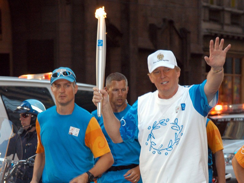 Donald-Trump-Atene-2004-800x599-800x599.