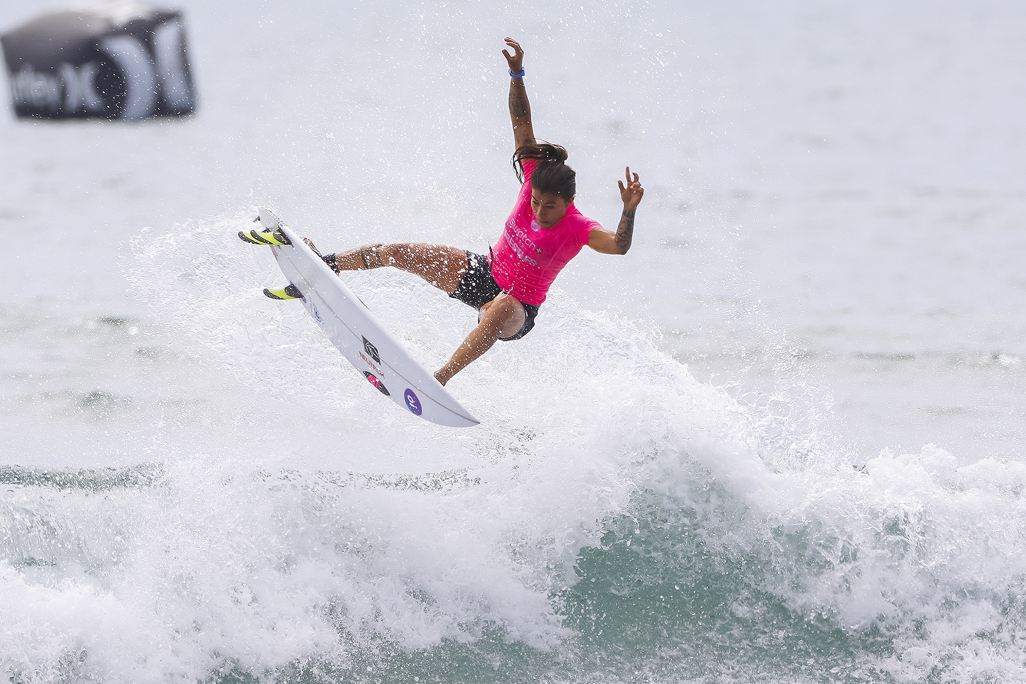 Silvana Lima dimostra che non solo gli uomini brasiliani sanno tirare fuori le pinnette dall'acqua