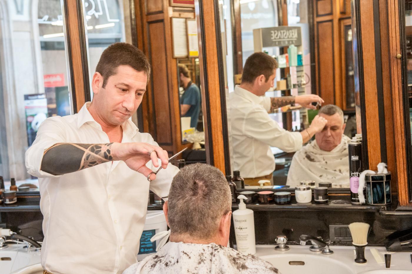 Quando riaprono barbieri e parrucchieri? Chiusura prolungata ancora