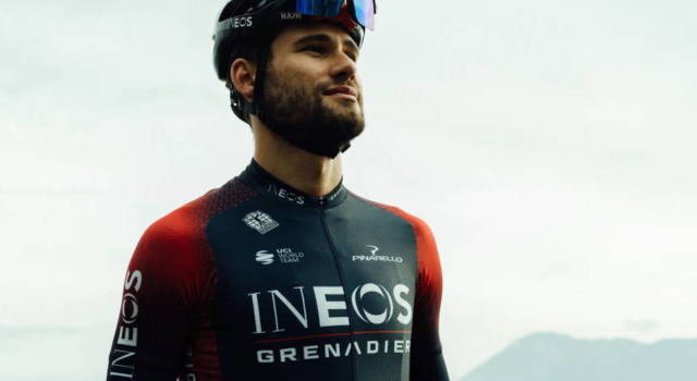 Ciclismo, Ineos Grenadiers presenta la nuova maglia. Rosso e blu scuro, le  novità per il 2022 – OA Sport