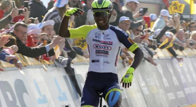 Chi è Biniam Girmay, primo africano a vincere una Classica di ciclismo. Un  talento in ascesa, non una sorpresa – OA Sport
