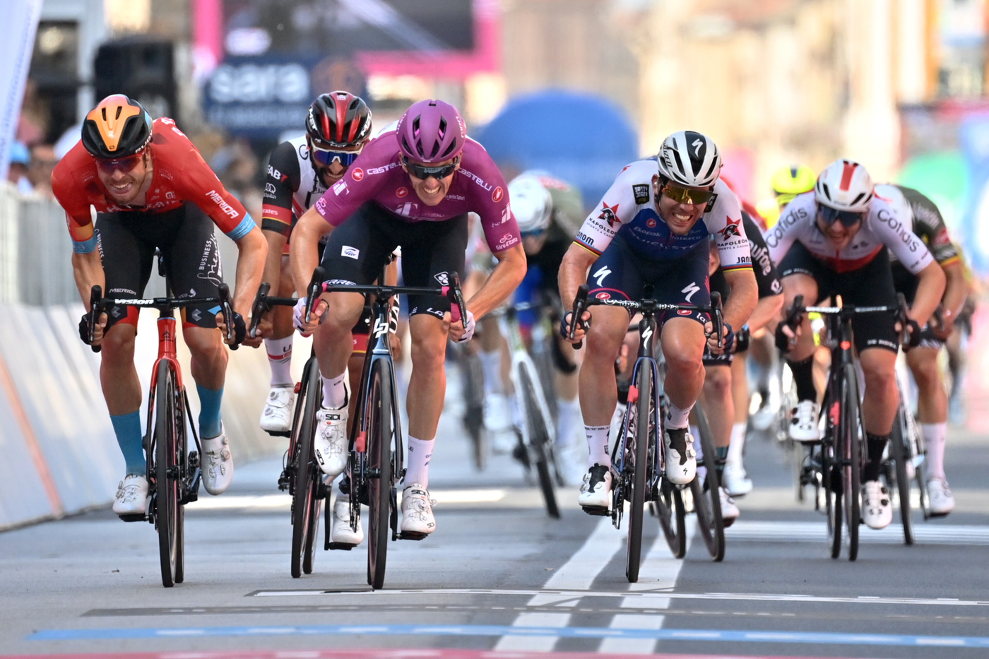 Giro d’Italia 2022, tutte le classifiche: Carapaz in rosa, Bouwman miglior scalatore, Demare in ciclamino