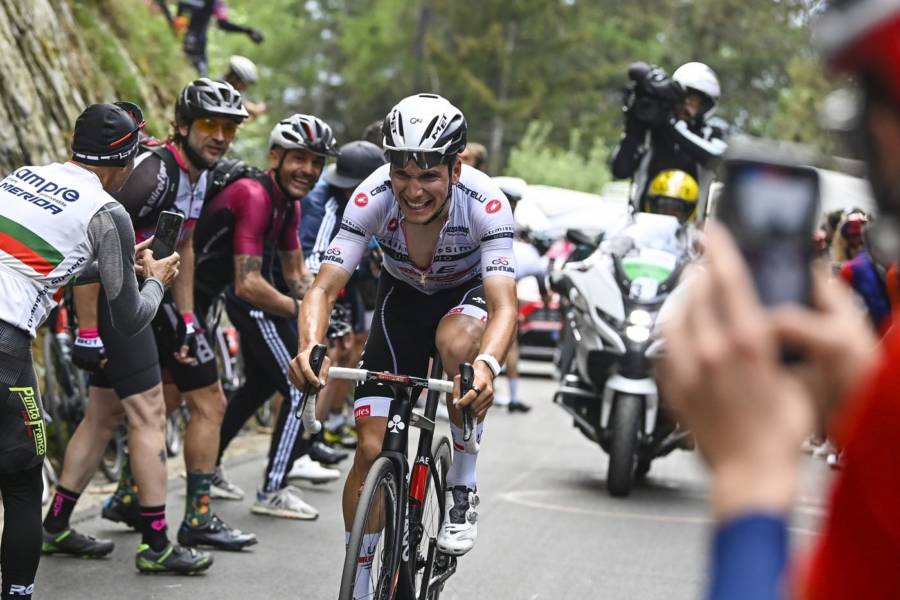 Giro d’Italia 2022, Joao Almeida dopo il ritiro: “La tristezza ha riempito il mio cuore, amo la Corsa Rosa”