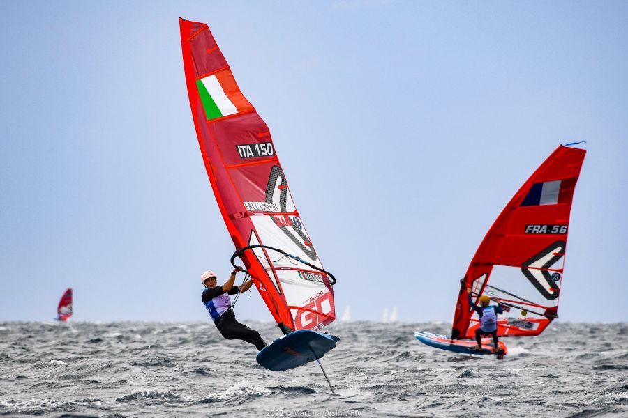 Vela, Mondiali iQFoil 2024: Nicolò Renna in grande spolvero dopo le prime quattro prove, avvio a rilento per le azzurre