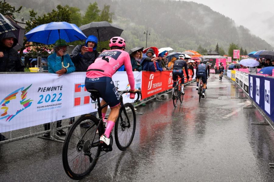 Giro d’Italia 2022, Richard Carapaz: “Un giorno in più in maglia rosa, le gambe sono buone”