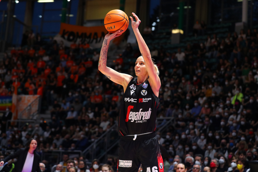Basket femminile, Supercoppa italiana: Ragusa resiste un tempo, poi la Virtus Bologna dilaga e va in finale