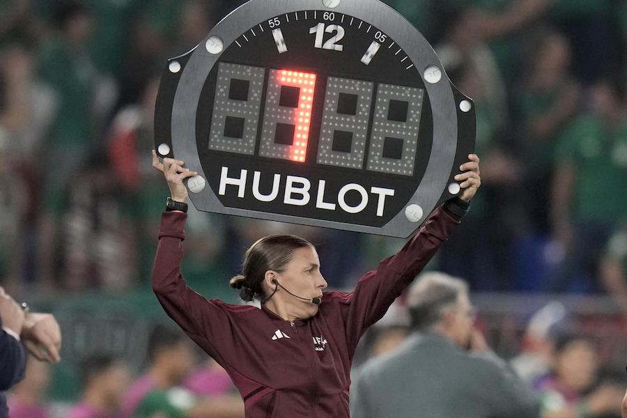 Calcio, Stephanie Frappart scelta per Costa Rica Germania: sarà la prima donna ad arbitrare in un match ai Mondiali