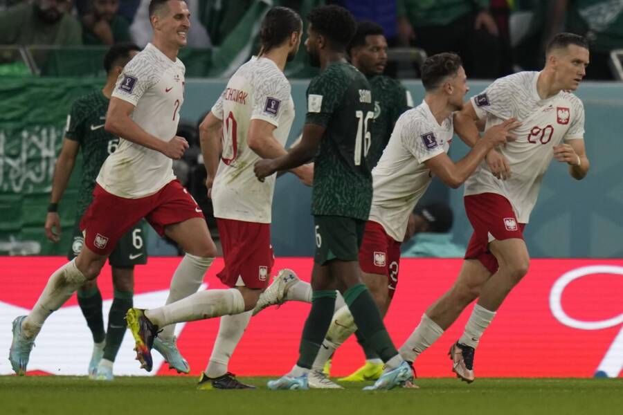 VIDEO Polonia Arabia Saudita 2 0, Mondiali calcio: highlights e sintesi. Zielinski e Lewandowski decisivi