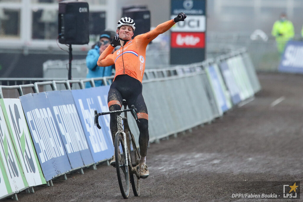 VIDEO Mathieu van der Poel batte van Aert nella Coppa del Mondo di ciclocross: spettacolare vittoria ad Anversa