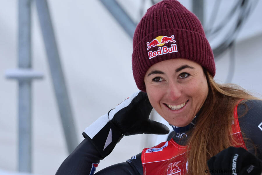 Sci alpino, Sofia Goggia incontentabile: “Focus sul superG, non ho tempo di distrarmi. Incredibile pettorale rosso da 2 anni”