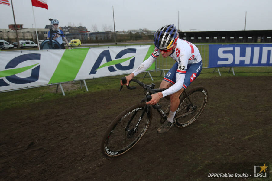 LIVE Ciclocross, Coppa del Mondo Anversa in DIRETTA: Van Aert prova a rientrare su Van Der Poel dopo il terzo giro