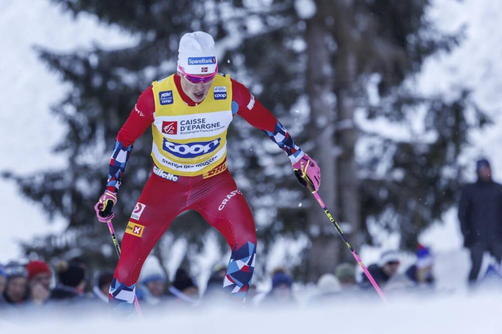 Sci di fondo: Klaebo batte tutti in volata nello skiathlon di Trondheim, azzurri lontani