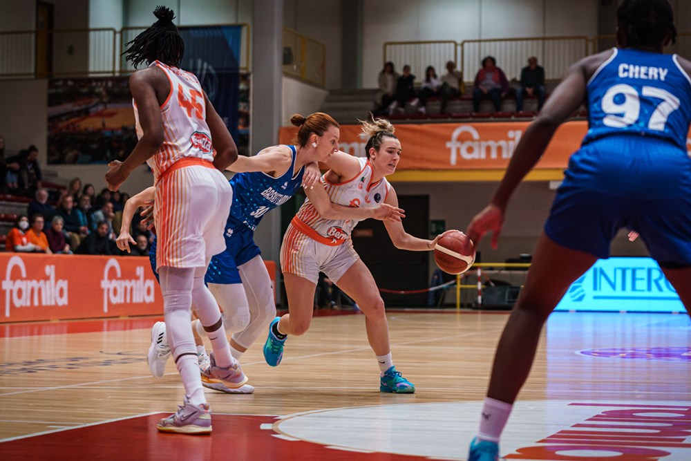 Laura Gil, Marina Mabrey