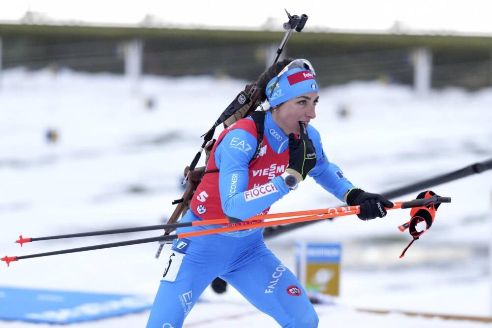Biathlon, Lisa Vittozzi vince la sprint a Sjuosjoen: forma verso la Coppa del Mondo. Wierer non parte