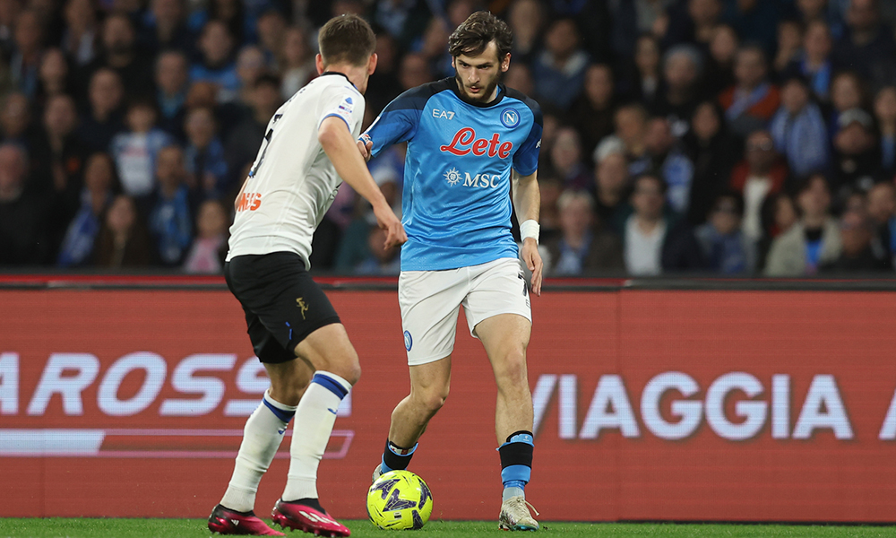 Khvicha Kvaratskhelia in azione contro l'Atalanta