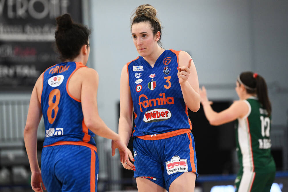 Costanza Verona, Marina Mabrey