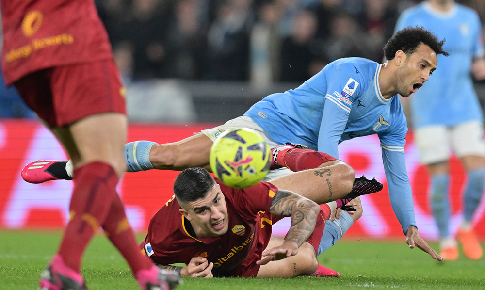 Anderson e Mancini nel derby Lazio-Roma