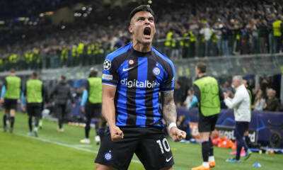 Lautaro Martinez esulta durante una partita della Champions League 2022-23