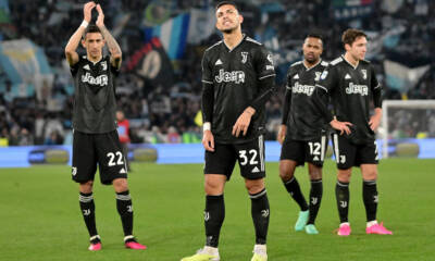 Leandro Paredes sconsolato insieme a Di Maria, Chiesa e Alex Sandro dopo una sconfitta