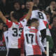Santiago Gimenez esulta con i compagni del Feyenoord