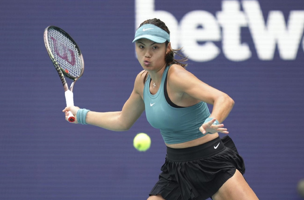 Tennis: Emma Raducanu crolla in classifica e tornerà solo nel 2024, ma sogna Wimbledon
