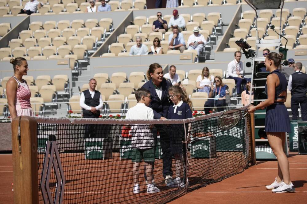 Roland Garros 2023, Marta Kostyuk non stringe la mano ad Aryna Sabalenka – VIDEO