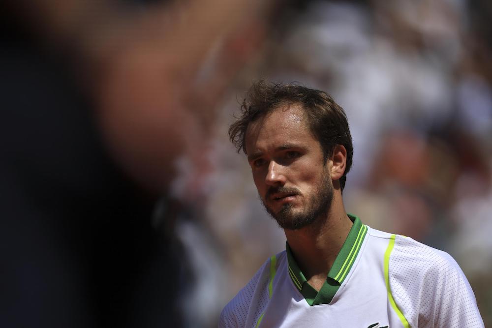 Roland Garros, Medvedev: “Al pubblico ho detto di stare zitto. Contento sia finita, odio la terra nei calzini”