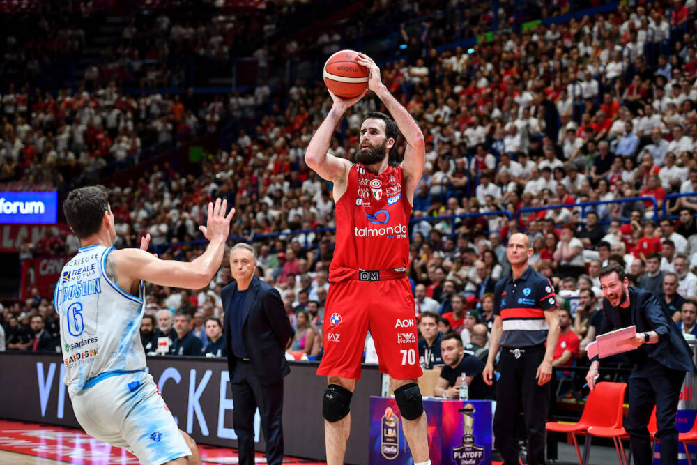 Basket, Playoff Serie A 2023: l’Olimpia Milano fatica ma piega Sassari al Forum e va sul 2 0! Datome MVP
