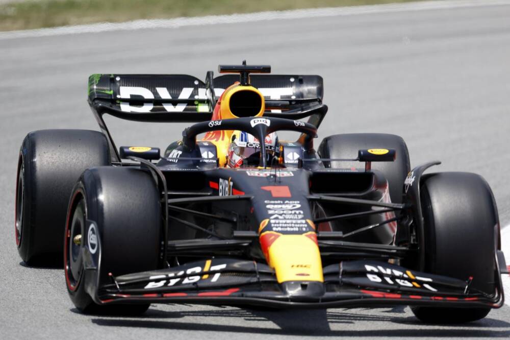 F1, Max Verstappen centra la pole al Montmelò davanti a Sainz. Qualifica pazza, Leclerc fuori in Q1