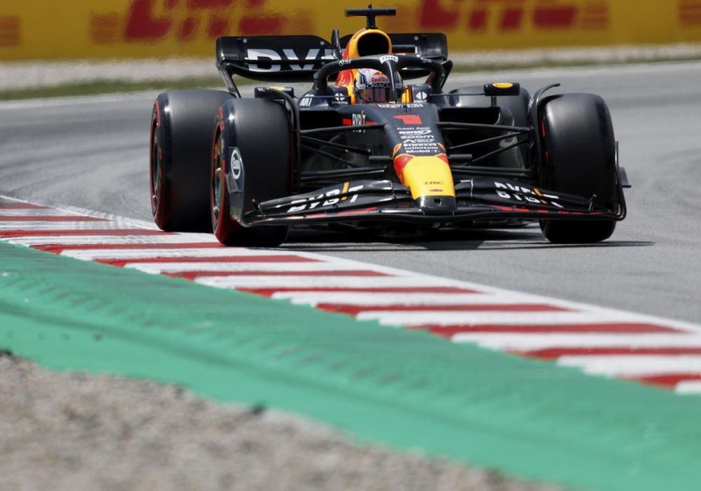 F1, Verstappen domina anche in FP2 con la Red Bull al Montmelò. Ferrari non brilla sul giro secco