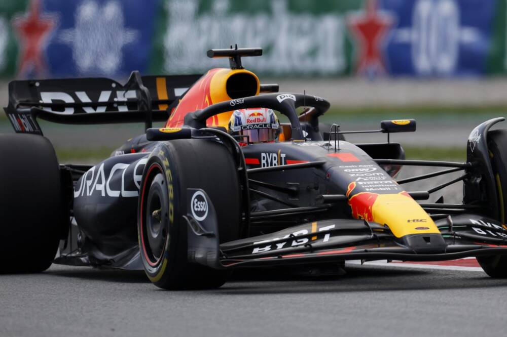 ¡Verstappen en la pole, Sainz en la primera fila, Gasly penalizado, Leclerc en la retaguardia!