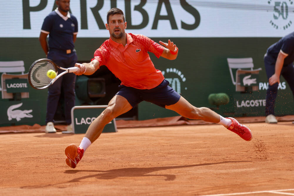 Roland Garros, Novak Djokovic supera un Alcaraz menomato dai crampi e accede alla finale