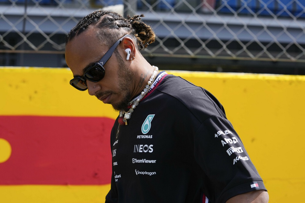 F1, Lewis Hamilton: “Ogni weekend abbiamo almeno una brutta giornata, spero in una gara migliore”