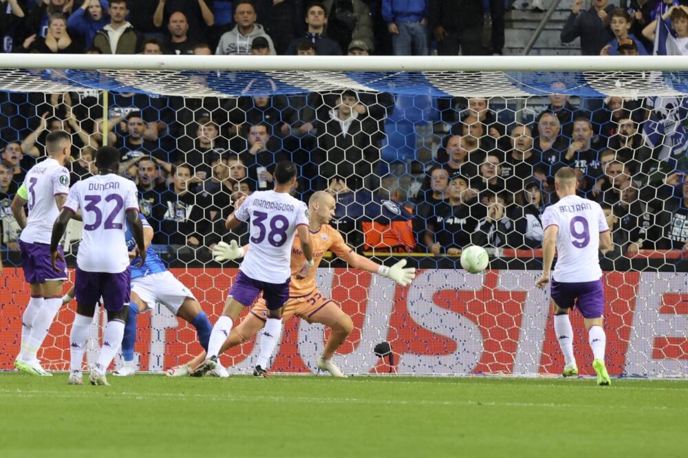 Calcio, Conference League: il palo salva la Fiorentina al 95?. Il match contro il Genk termina 2 2