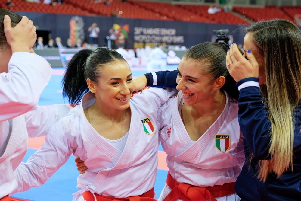 El kárate italiano sigue brillando en el Campeonato Mundial de Budapest: el equipo femenino de kata en la final por el oro, los hombres por el bronce
