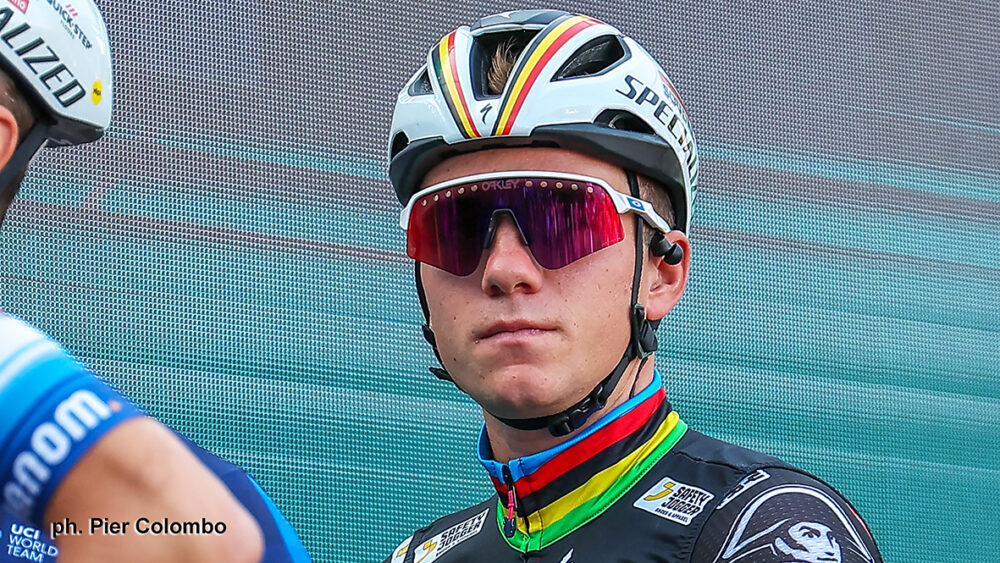 Volta ao Algarve 2024: Daniel Martinez beffa Remco Evenepoel sul primo arrivo in salita. Decimo Scaroni