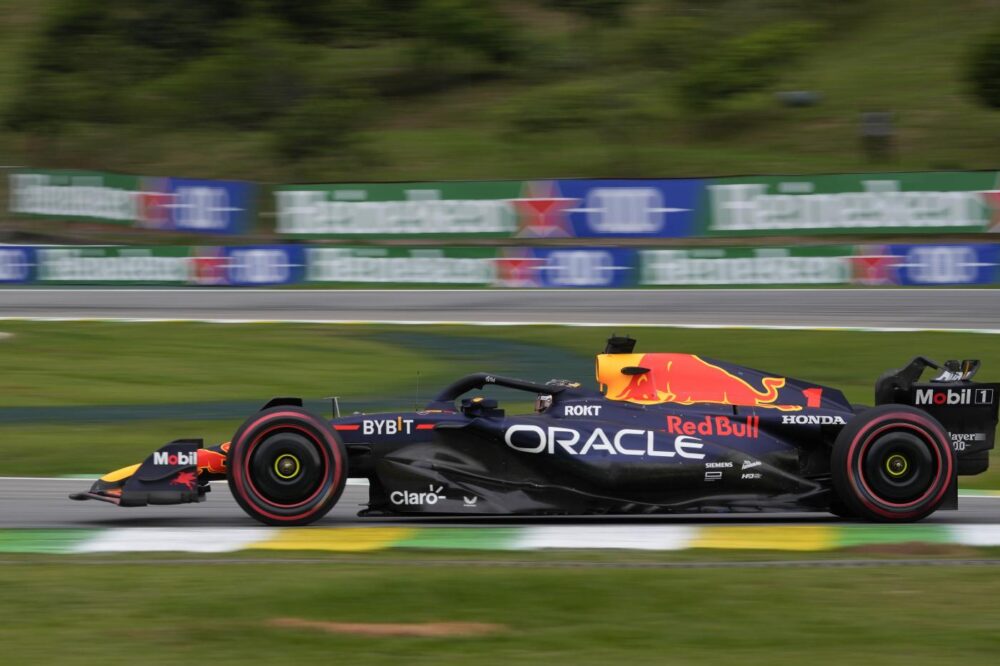 F1, Max Verstappen precede anche la pioggia nelle qualifiche in Brasile. Ferrari con l’incognita degrado