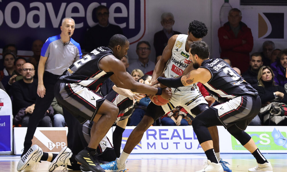 BRYANT DUNSTON, JORDAN BAYEHE, MARCO BELINELLI