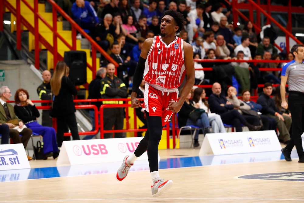 Basket Serie A Reggio Emilia rientra da 14 e si impone in volata