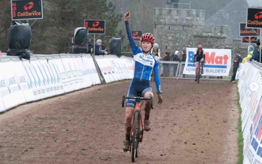 Ciclocross, Célia Gery vince a Namur tra le juniores e vola in testa alla Coppa del Mondo. Martinoli in top 20