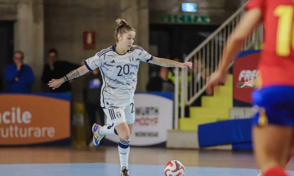 Linda e corajosa mulher Itália.  A partida em Portugal terminou 2-2