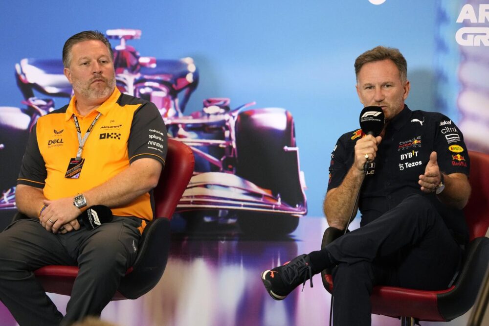 F1, Zak Brown contro Horner e la Red Bull: “In nessuno sport c’è la doppia proprietà”. E sulle accuse…