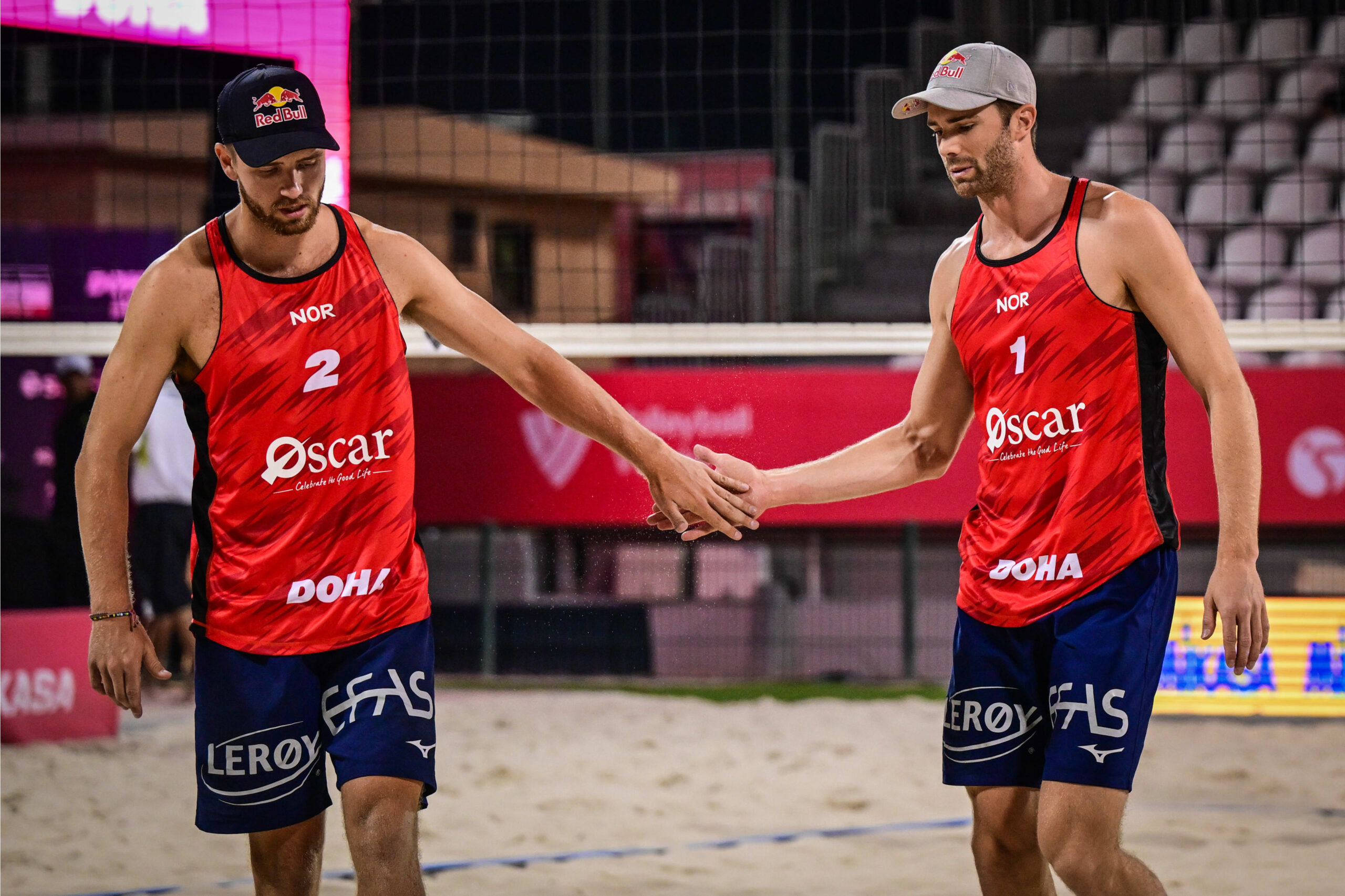 Beach volley, serio infortunio per il campione olimpico Anders Mol. Frattura alla caviglia e Parigi a rischio