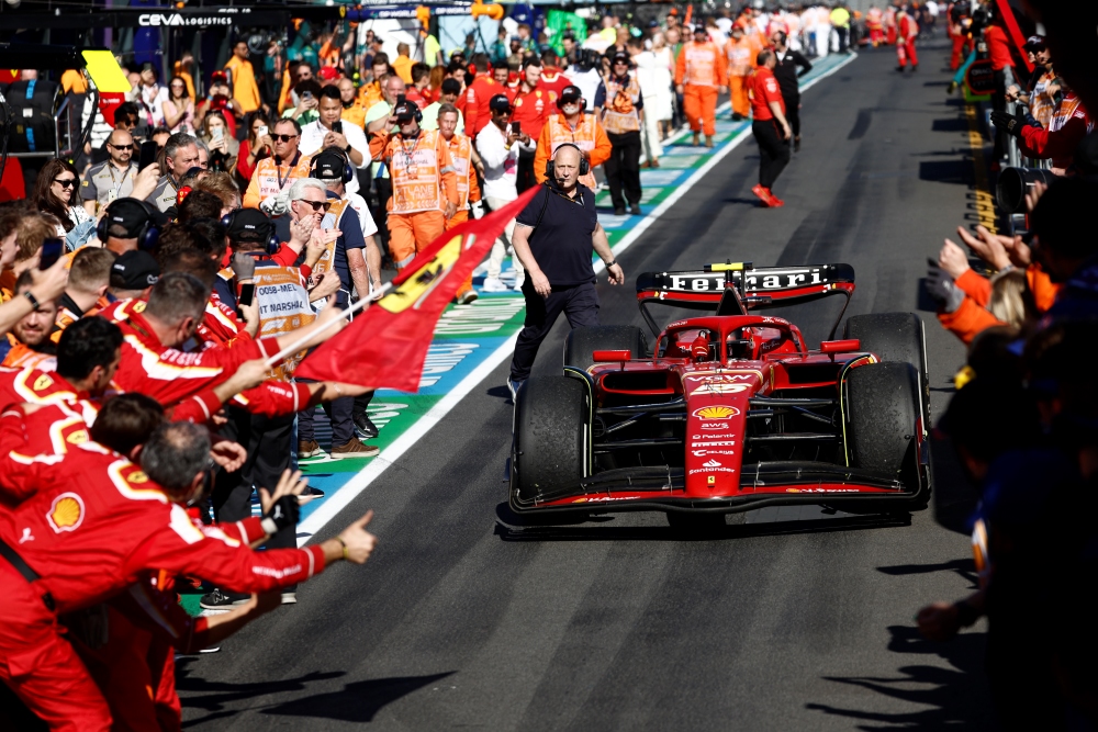 F1, Sainz vince il GP d’Australia: l’esultanza irrefrenabile del telecronista Vanzini – VIDEO