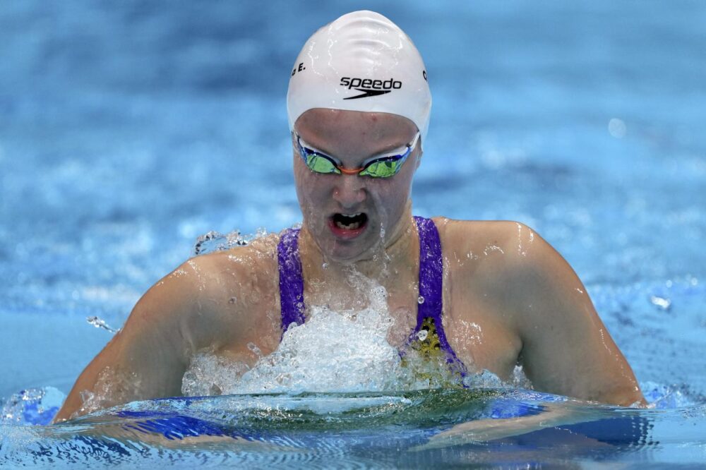 Nuoto, Evgeniia Chikunova è la migliore del mondo nei 100 rana, ma a Parigi 2024 non ci sarà