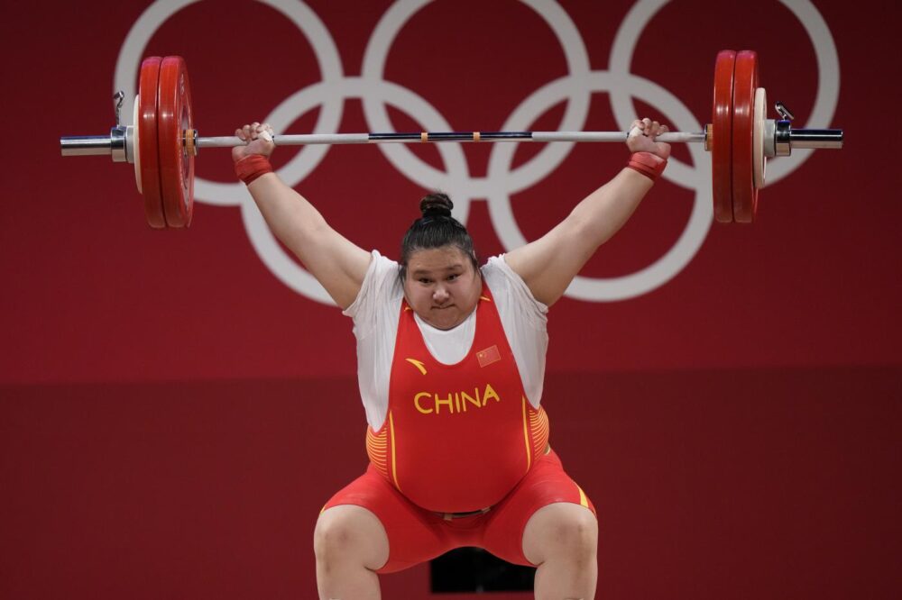 Sollevamento pesi, la cinese Li Wenwen domina nella +87 kg alla World Cup di Phuket e blinda Parigi 2024