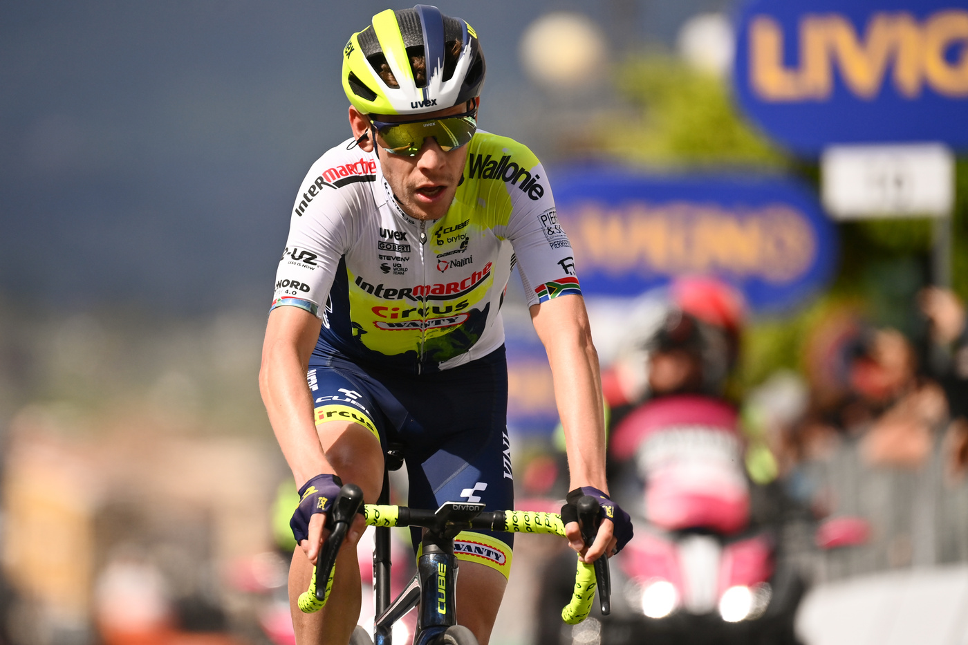 Giro dei Paesi Baschi: Vingegaard in ambulanza, caduti anche Evenepoel e Roglic. Tappa a Meintjes