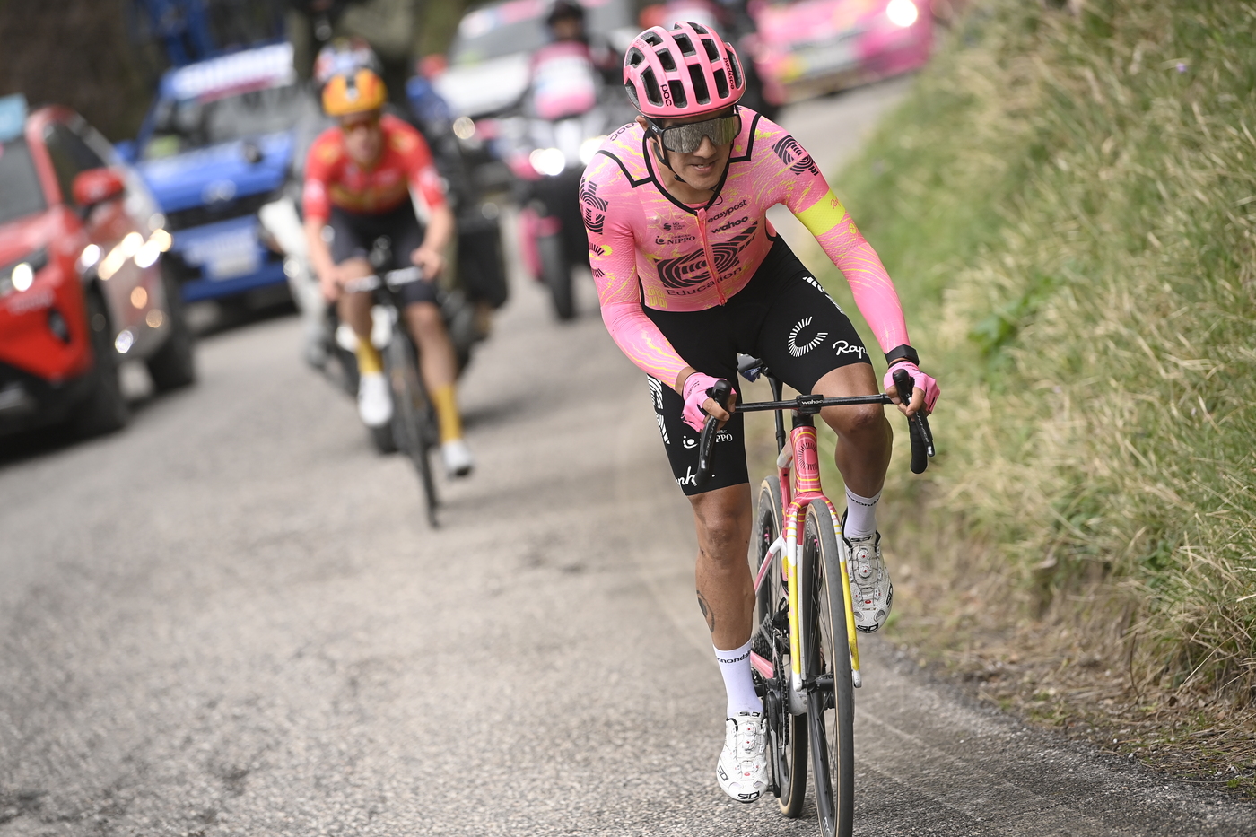 Giro di Romandia 2024: Richard Carapaz domina in salita, crolla Ayuso. Maglia gialla a Carlos Rodriguez