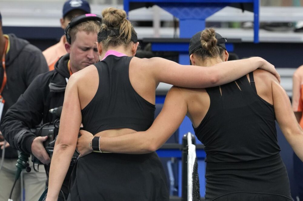 WTA Stoccarda, Paula Badosa si ritira e scoppia in lacrime. Sabalenka la consola – VIDEO