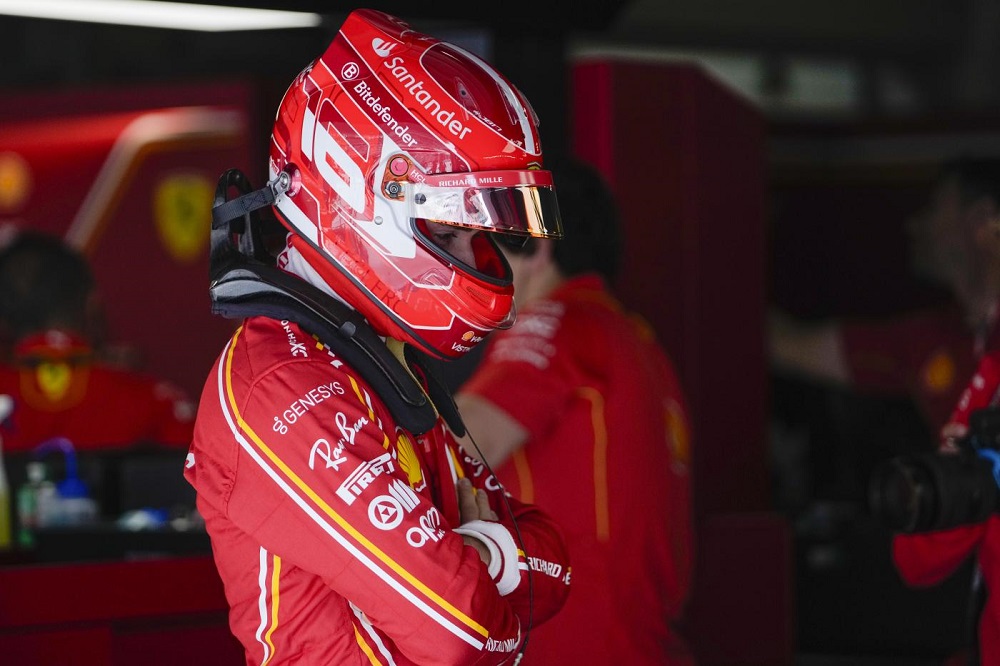 F1, Leclerc duro con Sainz: “Non c’era bisogno, non è bello quando due compagni si toccano”